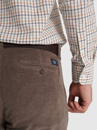 PANTALÓN DE ALGODÓN MARRÓN CLASSIC FIT MR. AZUL